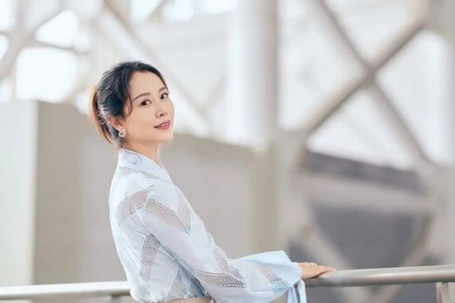 海清參加直播活動，淡藍襯衫配長裙氣質優雅迷人，人美歌甜不像42 娛樂八卦吃瓜 第1张