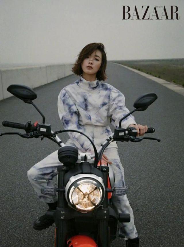 39歲萬茜出席活動，赫本風連衣裙配油頭又A又颯，不愧「萬人迷」 娛樂八卦吃瓜 第7张
