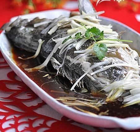 黑鱼是不是裸斑鱼，海里也有黑鱼黑鮶鱼
