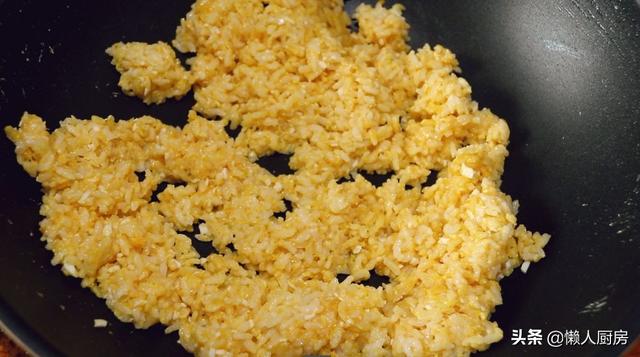 蛋炒飯該怎麼炒？這是電視中女廚師的做法，吃貨總裁被一碗飯降服 熱愛美食 第23张