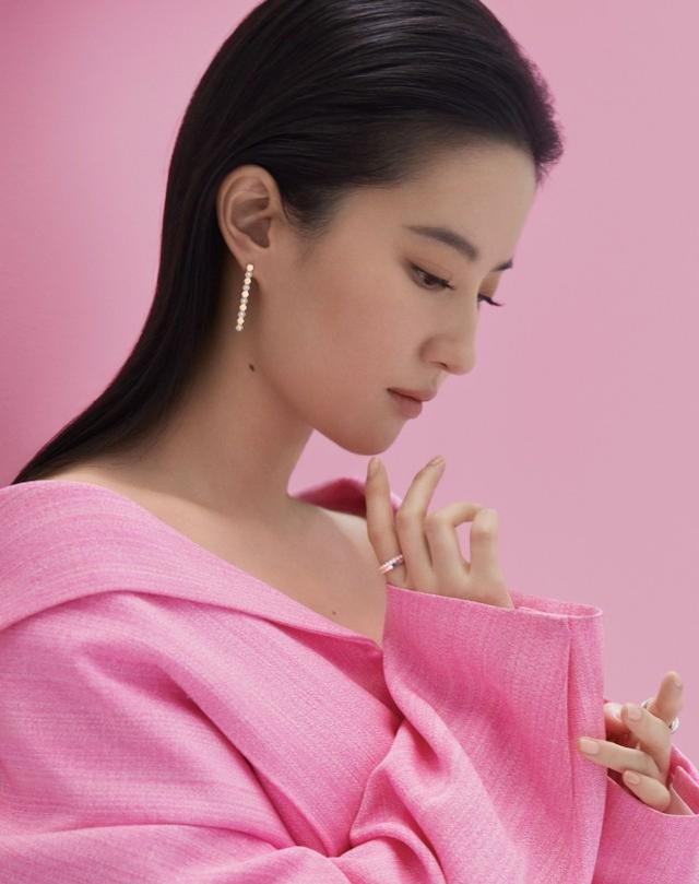 劉亦菲雜志花絮照曝光！穿粉色西裝顏值吸睛，名副其實的「仙女」 娛樂八卦吃瓜 第2张