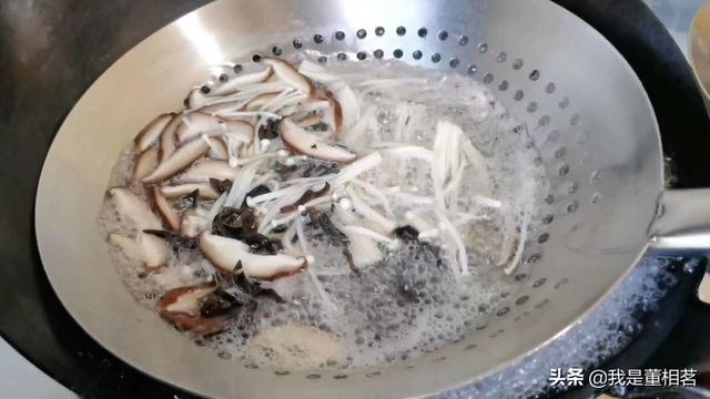 酸辣湯，記住不要先放胡椒粉，技巧告訴你，降溫喝2碗暖心又暖胃 熱愛美食 第11张