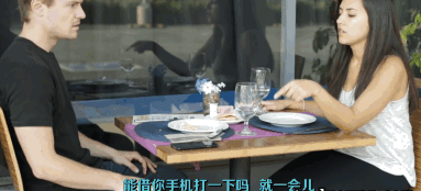 「因為耳機線纏在一起，兄弟白撿個妹子，這也太幸運了！」哈哈哈 搞笑整蠱 第11张