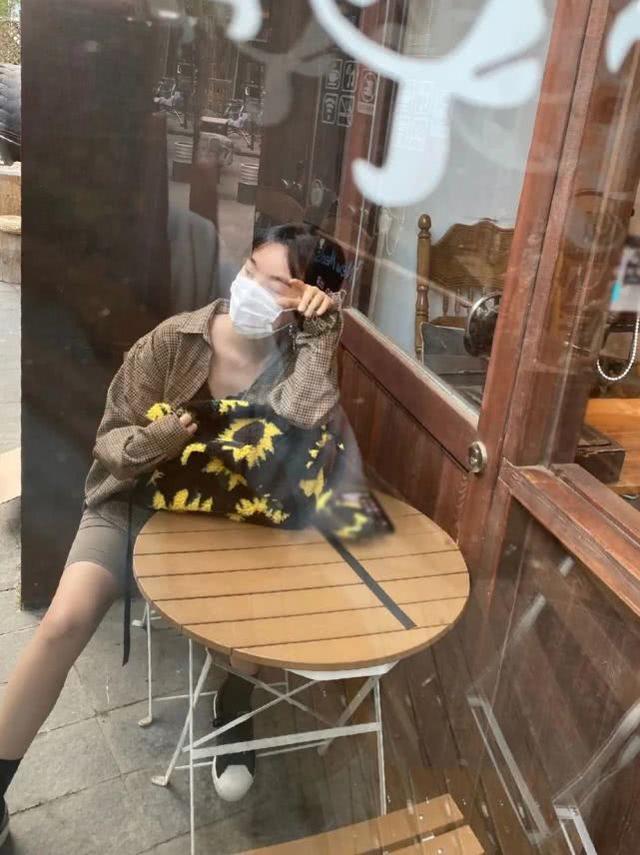 李菲兒太會秀了！復古格紋襯衫配自行車褲，一雙美腿讓人羨慕不已 娛樂八卦吃瓜 第3张