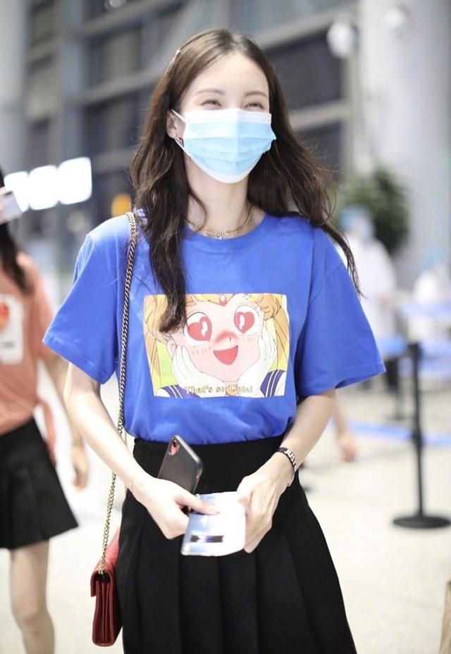 金晨金莎一前一後走機場，金莎膚白貌美太優越，和金晨哪像差7歲 娛樂八卦吃瓜 第2张
