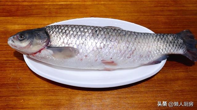 魚鱗別再扔掉了，它營養豐富，4斤重的草魚能刮下多少魚鱗？ 熱愛美食 第1张