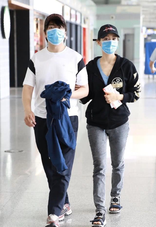 吉娜郎朗現身機場，吉娜罕見低調戴鴨舌帽配口罩，網友：衣服太土 娛樂八卦吃瓜 第3张