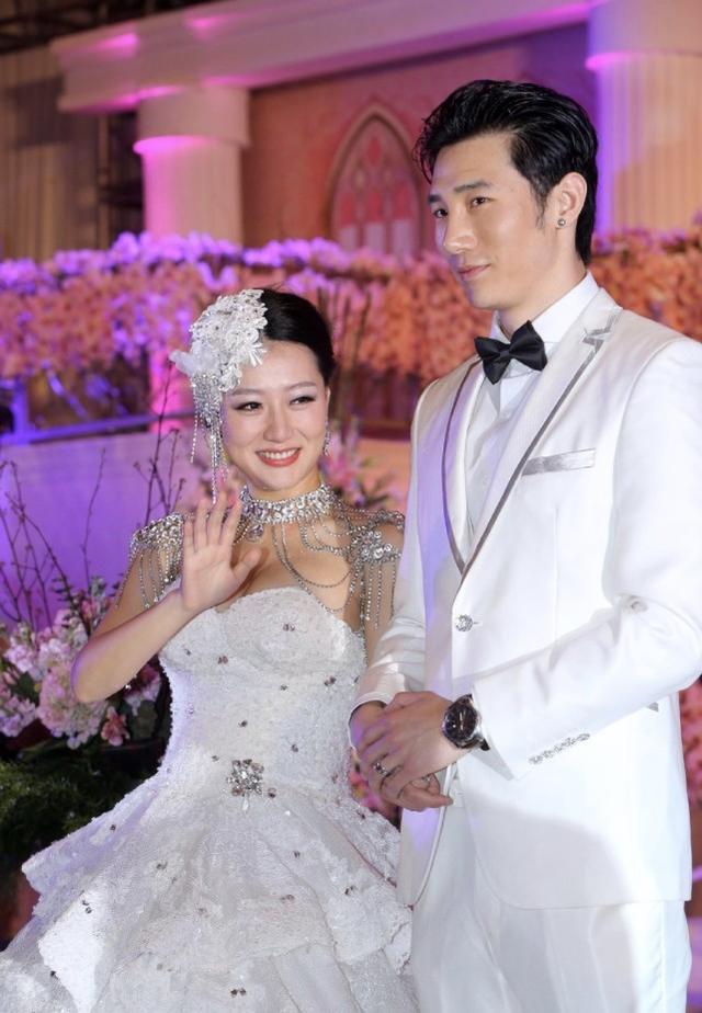 「京城四美」白冰宣布離婚，回顧和前夫丁一婚禮照，顏值讓人驚艷 娛樂八卦吃瓜 第1张