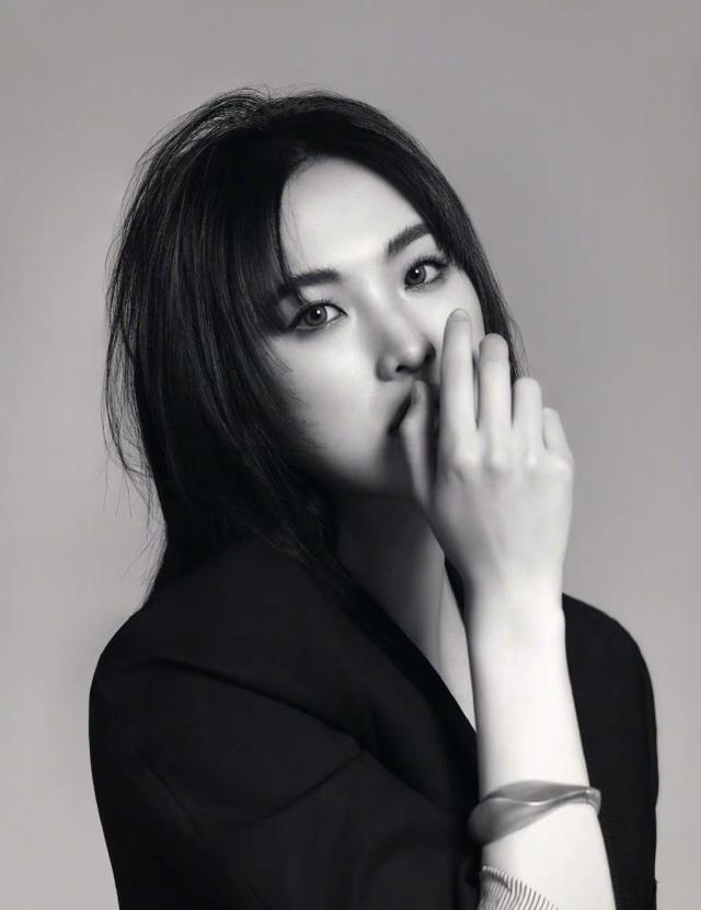 任正非女兒姚安娜有錢任性，出道資源逆天，拍雜志上綜藝混臉熟 娛樂八卦吃瓜 第2张