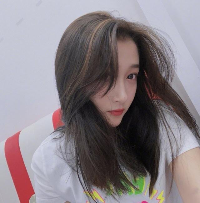 關曉彤曬美照，穿1750元T恤配41萬手錶，年紀輕輕穿搭就豪到不行 娛樂八卦吃瓜 第2张