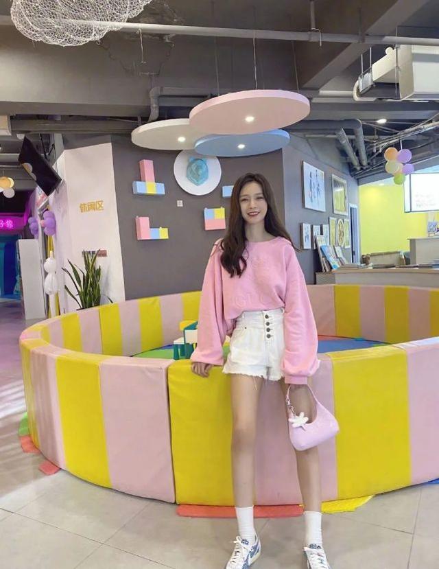 沈夢辰曬照撞臉Angelababy？穿​粉衛衣配短褲秀美腿，海濤好眼光 娛樂八卦吃瓜 第3张