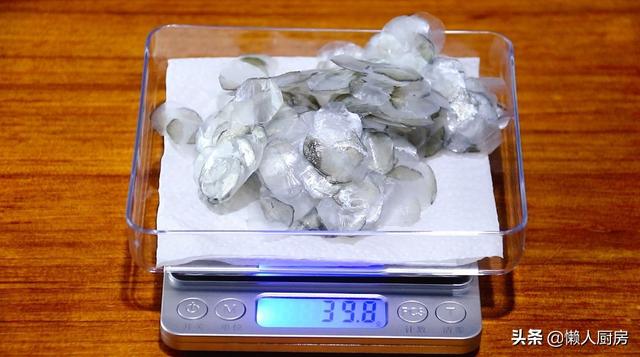 魚鱗別再扔掉了，它營養豐富，4斤重的草魚能刮下多少魚鱗？ 熱愛美食 第10张