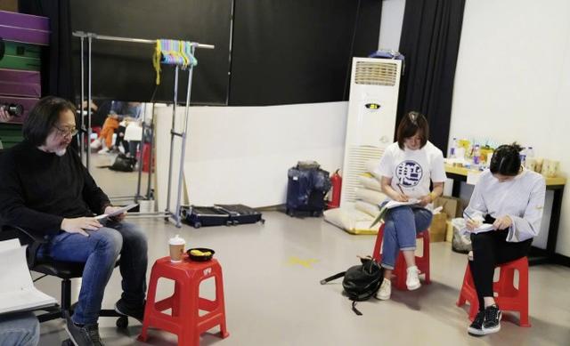 黃磊女兒多多准備出道，和何炅合作排練話劇，由巨星「保駕護航」 娛樂八卦吃瓜 第9张