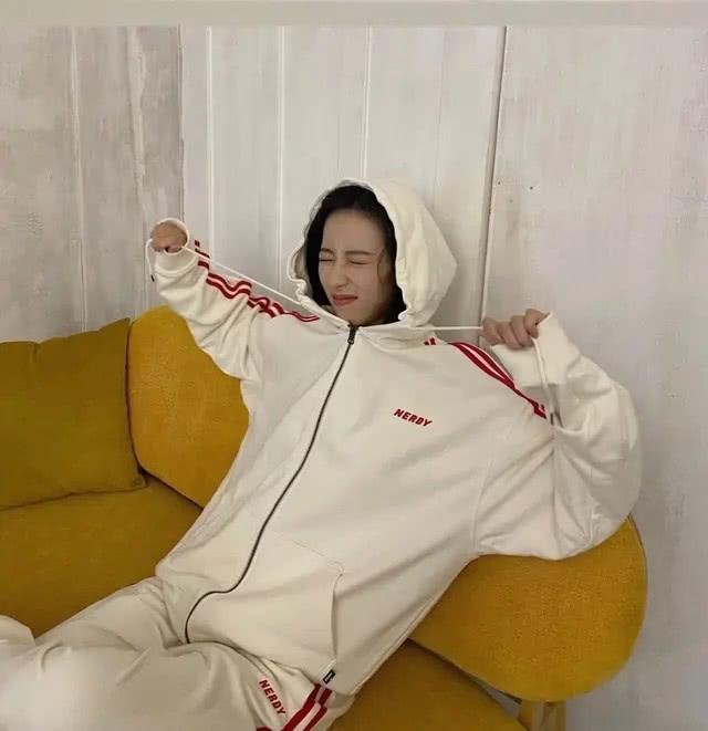 周雨彤私服穿搭太個性！帥氣甜美不同風格完美駕馭，有顏任真任性 娛樂八卦吃瓜 第6张