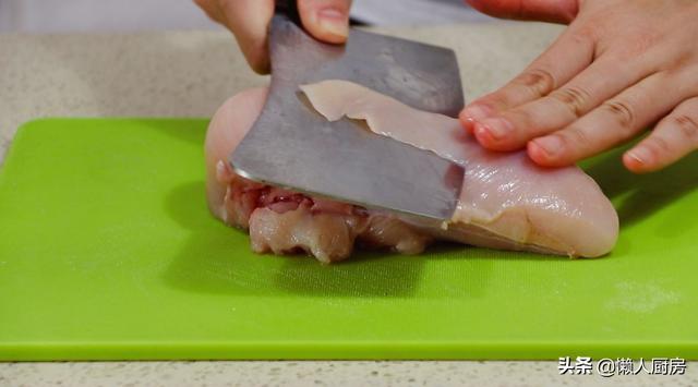 雞胸肉片成大薄片，扔進鍋里瞬間變美食，家人都夸好吃，真解饞 熱愛美食 第2张