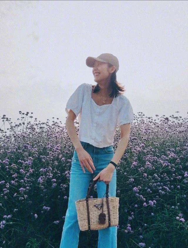 氣質女神劉雯穿搭太吸睛！油頭造型搭配紅色花襯衫，復古感滿滿 娛樂八卦吃瓜 第6张