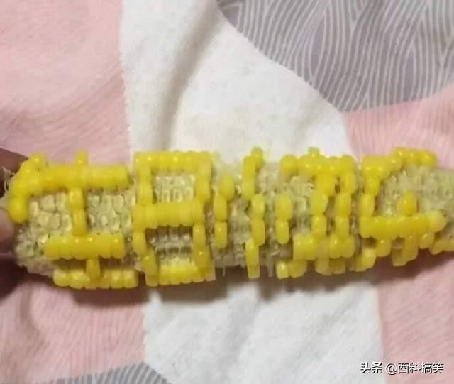 笑死我了，在高鐵上遇到了一個脫鞋的小姐姐，我用行動糾正了她 搞笑整蠱 第7张