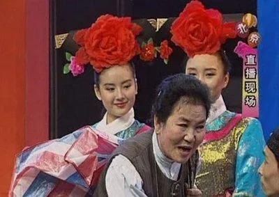 40岁的董洁为何至今嫁不出去，深扒白莲花董洁的黑红成名史