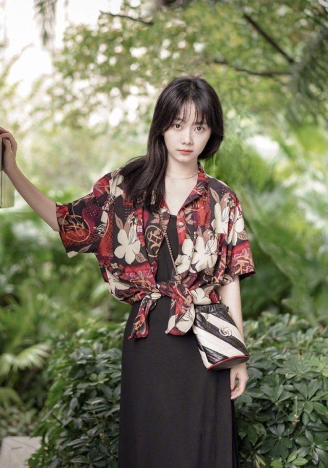 譚松韻拍攝畫報釋出！身穿一身奶油白色連衣裙，溫柔甜美似公主 娛樂八卦吃瓜 第3张