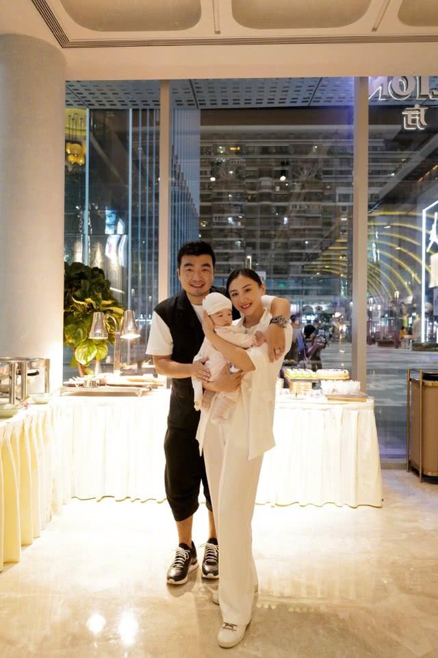 何雯娜曬全家福！慶祝女兒出生150天，正面照和爸爸太相似 娛樂八卦吃瓜 第6张