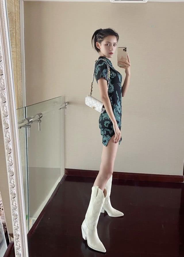 王思聰前女友張予曦太瘦！穿碎花連體褲配紅鞋紅發帶，時髦又復古 娛樂八卦吃瓜 第7张