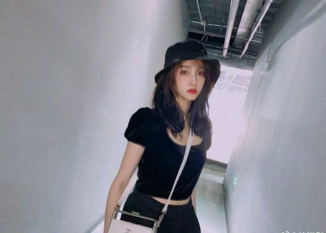關曉彤模仿Lisa？齊劉海長發配豹紋針織衫，甜酷少女風高街又時髦 娛樂八卦吃瓜 第6张