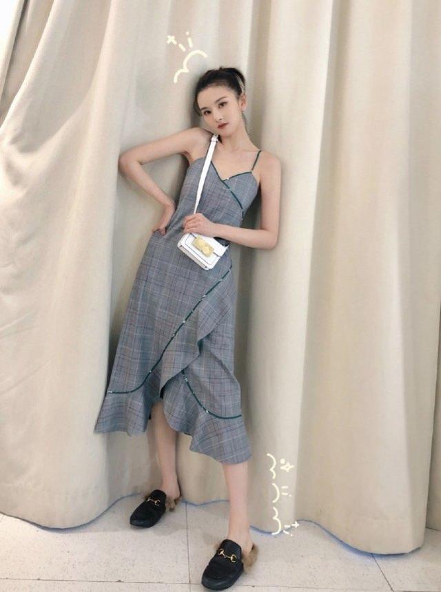 宋祖兒夏日穿搭青春減齡，身穿白色T恤搭半身裙，元氣滿滿有活力 娛樂八卦吃瓜 第8张