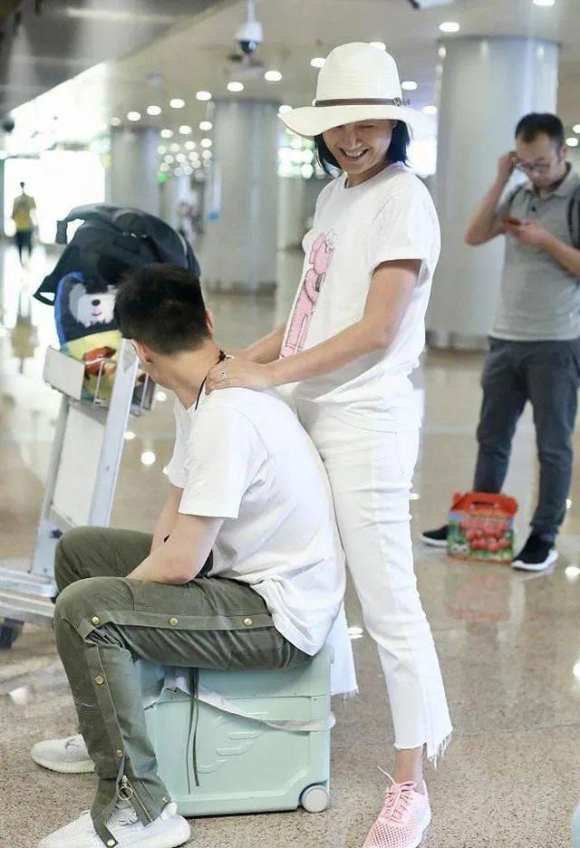 朱丹精緻打扮現身機場，淡綠色裙子扎小辮太少女，臉部憔悴卻減分 娛樂八卦吃瓜 第5张