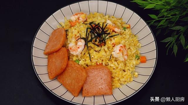 蛋炒飯該怎麼炒？這是電視中女廚師的做法，吃貨總裁被一碗飯降服 熱愛美食 第28张