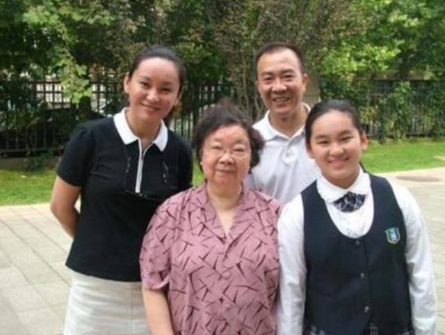 相聲大師侯耀文去世14年，小20歲嬌妻早已被「侄子」撬走了17年 娛樂八卦吃瓜 第9张