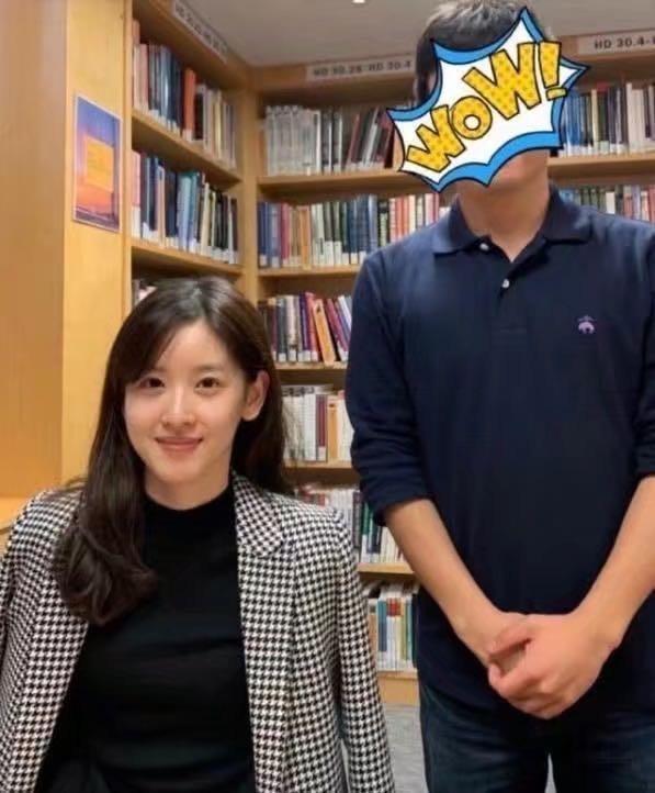 劉強東老婆章澤天還是學霸？和劍橋同學合影太出眾，笑容甜美治癒 娛樂八卦吃瓜 第4张
