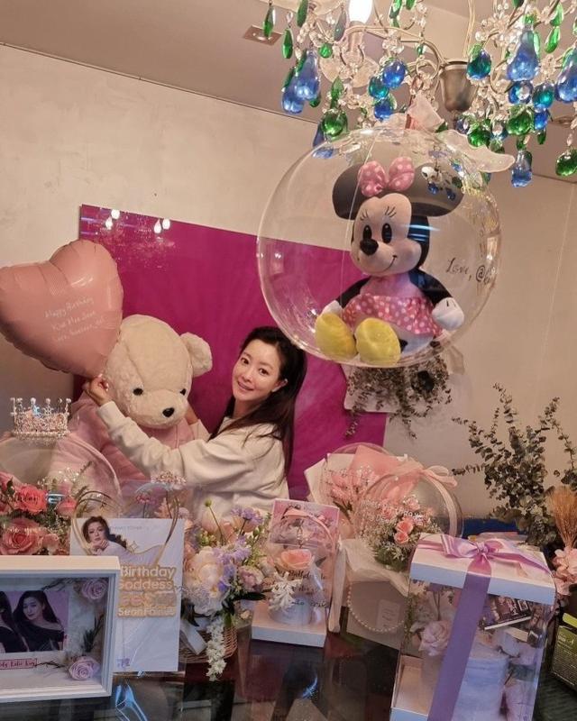 韓國第一美女金喜善慶生，44歲依舊長了少女臉，粉嫩色派對 娛樂八卦吃瓜 第1张