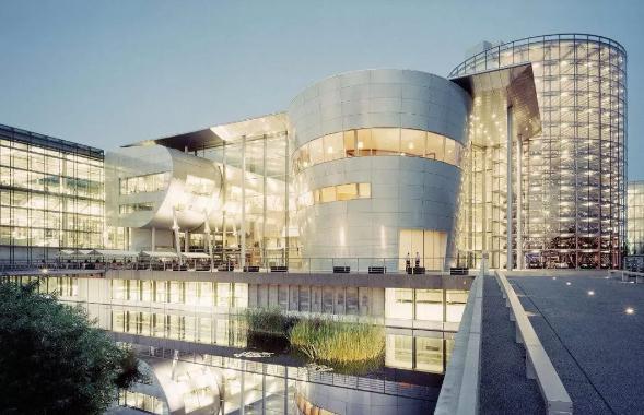 辉腾字母标志和普通大众的区别，不怕奔驰宝马就怕大众带字母