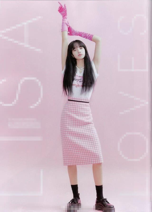 Lisa畫報照更新，穿暈染「皮膚衣」時尚吸睛，醉酒妝更是甜酥網友 娛樂八卦吃瓜 第7张