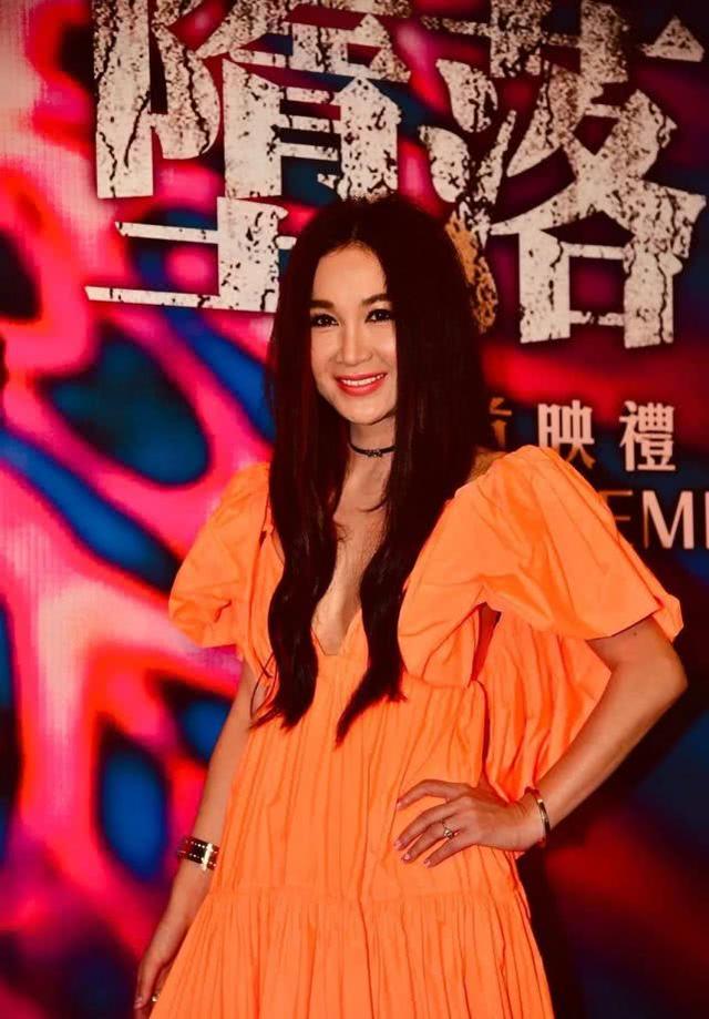 53歲溫碧霞出席活動，穿V領公主連衣裙扮嫩，狀態少女一點不顯老 娛樂八卦吃瓜 第5张