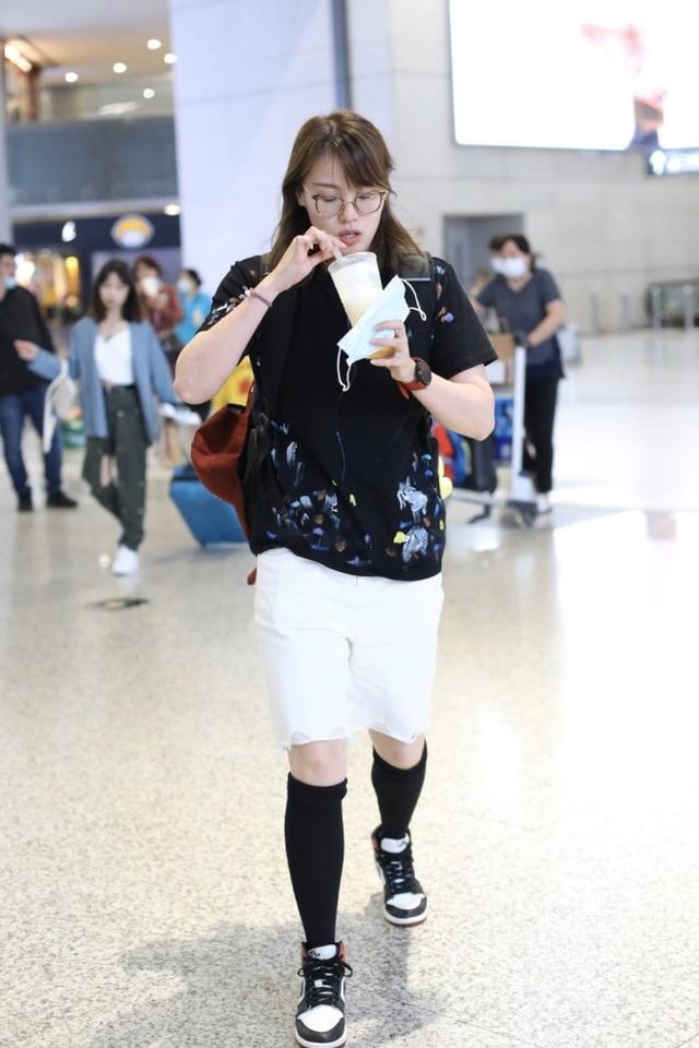 傅園慧一家合體現身，三口人邊走邊喝奶茶太可愛，網友：吃貨實錘 娛樂八卦吃瓜 第3张