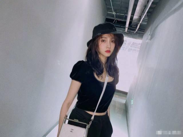 關曉彤曬美照，穿1750元T恤配41萬手錶，年紀輕輕穿搭就豪到不行 娛樂八卦吃瓜 第8张