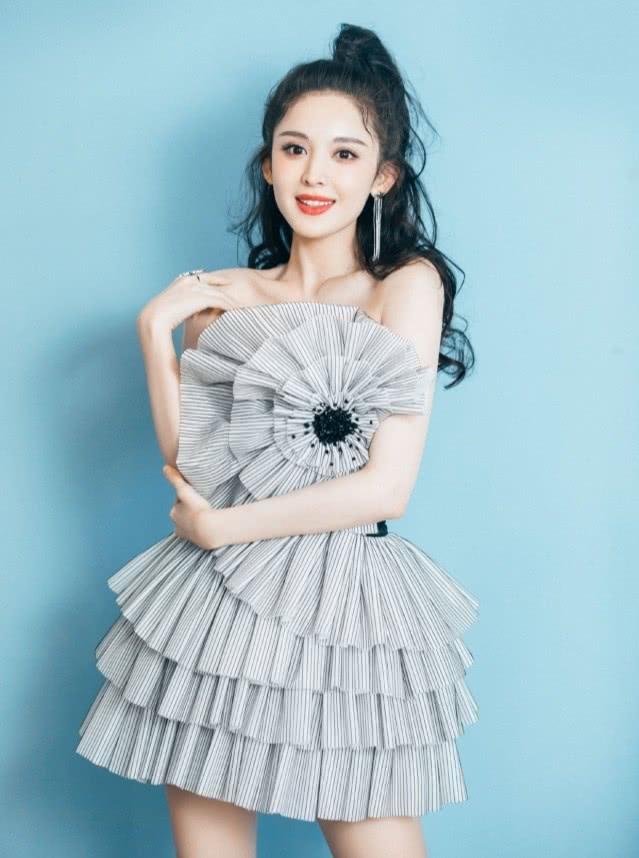 古力娜扎時尚造型流出！抹胸蛋糕裙甜美性感，身材高挑惹人羨慕 娛樂八卦吃瓜 第1张