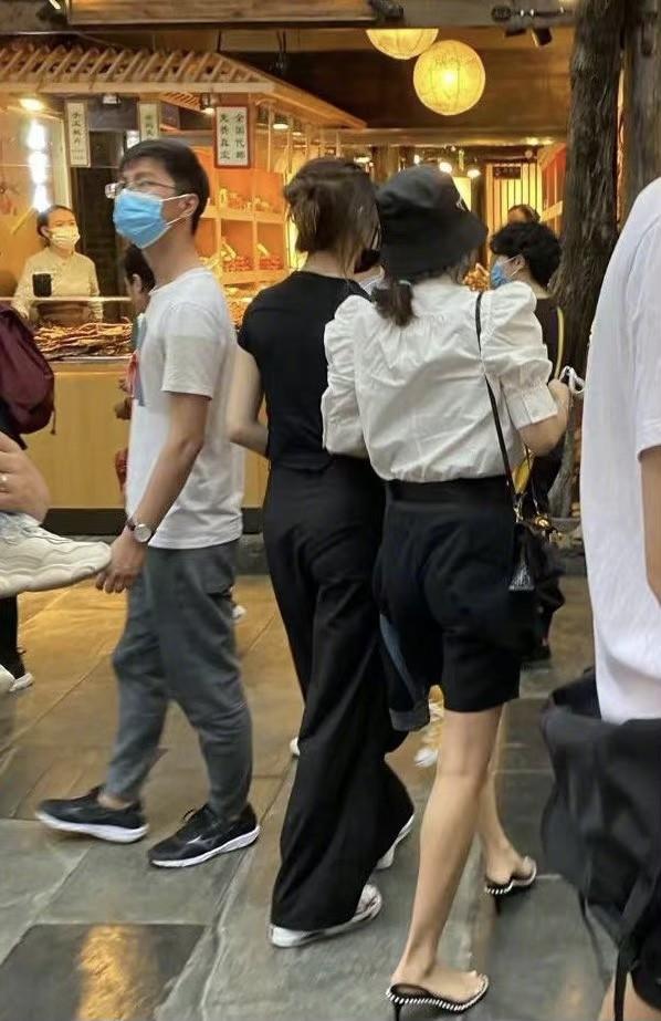 章子怡帶繼女逛成都，小蘋果穿平底鞋比章子怡高半頭，親媽是超模 娛樂八卦吃瓜 第5张