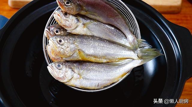 這魚我家隔天吃一次，鍋底放這些，不加水燉煮，魚肉鮮嫩 熱愛美食 第3张