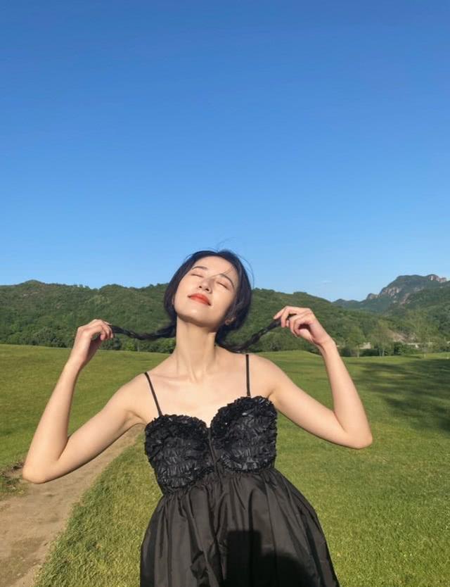 周雨彤私服穿搭太個性！帥氣甜美不同風格完美駕馭，有顏任真任性 娛樂八卦吃瓜 第16张