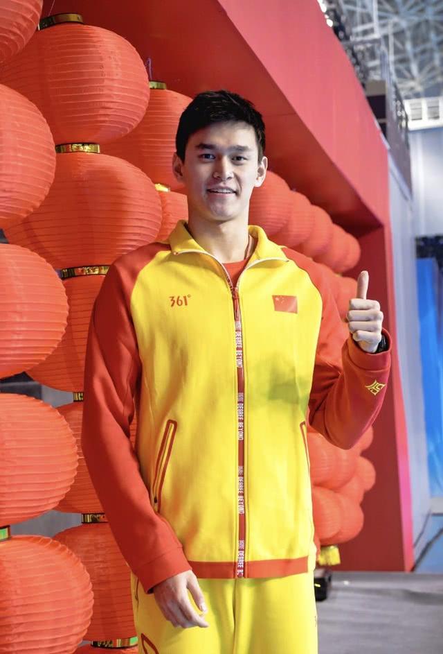 游泳健將孫楊風波後首現身，穿緊身上衣配扎染牛仔褲，身材真壯碩 娛樂八卦吃瓜 第5张