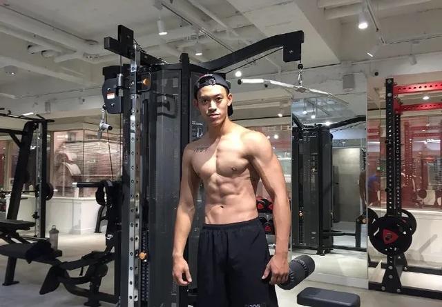 「肌肉奶爸」秀身材，大胸肌、麒麟臂，這樣的奶爸夠型男 健身減肥達人 第2张