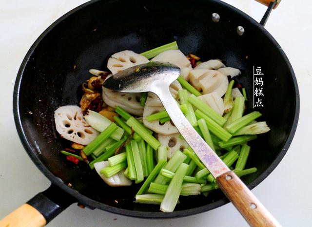 中秋聚餐，教你做干鍋香辣蝦，只花一半的錢，一家人吃過癮 熱愛美食 第12张