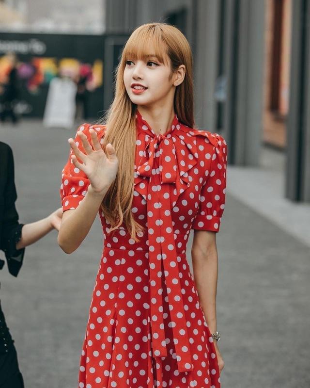 Lisa私服街拍照太吸睛，身穿一身灰色休閒裝，真是隨性又慵懶 娛樂八卦吃瓜 第9张