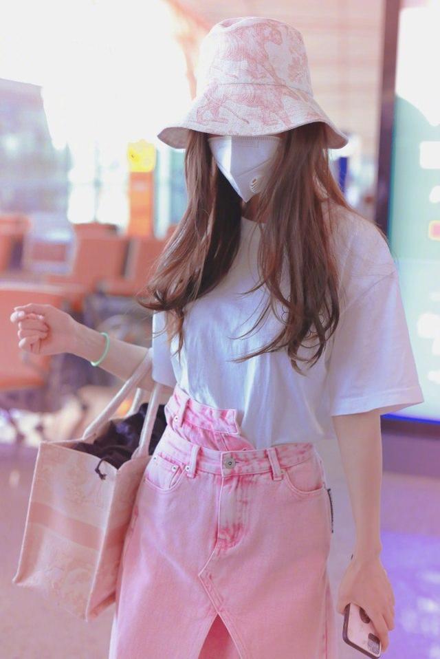Angelababy現身機場，穿白色T恤配少女粉半裙，太像草莓味女孩 娛樂八卦吃瓜 第1张
