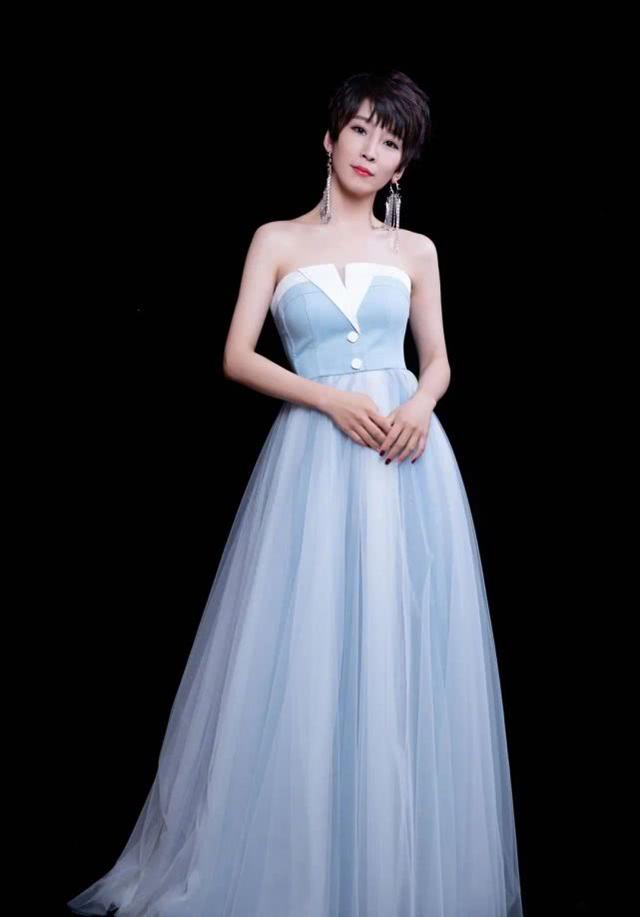 謝楠二胎後更顯少女？穿全黑look走機場，「小鳥腿」讓女生太羨慕 娛樂八卦吃瓜 第8张