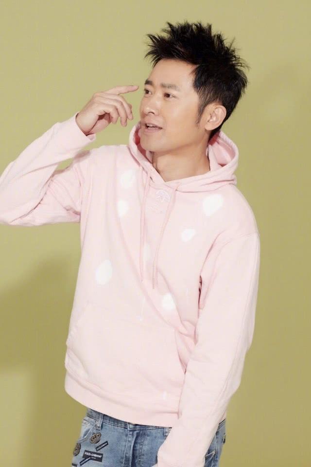 47歲任泉不顯老！現身機場還像「奶油小生」，穿休閒裝看不出年紀 娛樂八卦吃瓜 第9张