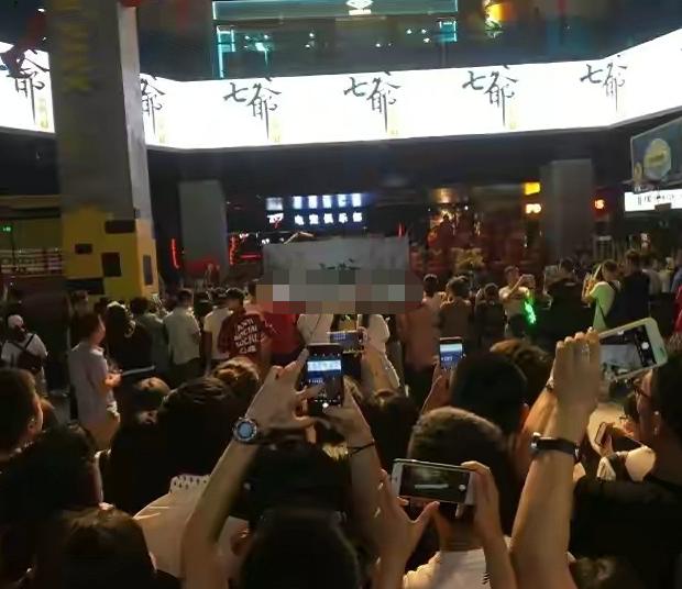 一碗麵賣50元貴嗎？陳小春面館開業，排隊一兩個小時也有人等 娛樂八卦吃瓜 第8张