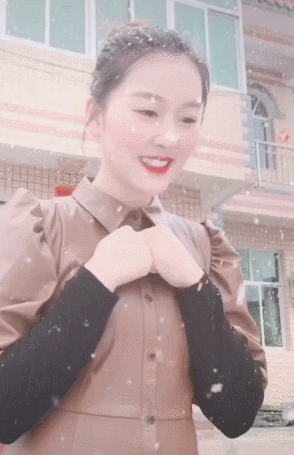 今年情人节送什么好“嘎子哥”送老婆情人节惊喜礼物，雪地上表达爱意，妻子